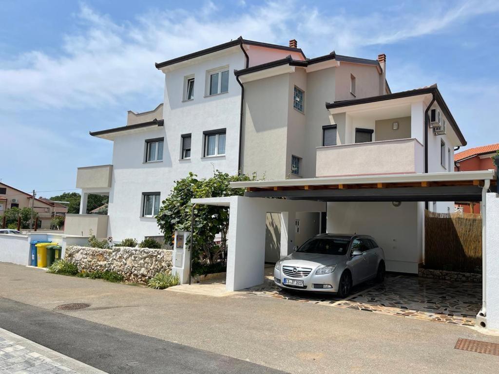 Apartments Ivana With The Pool Rovinjsko Selo Exterior photo